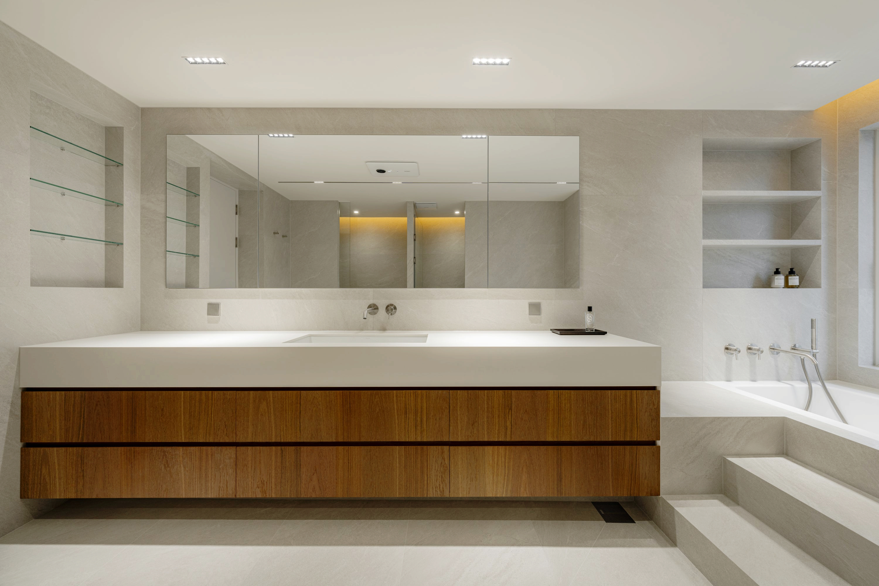 master bathroom 001.jpg