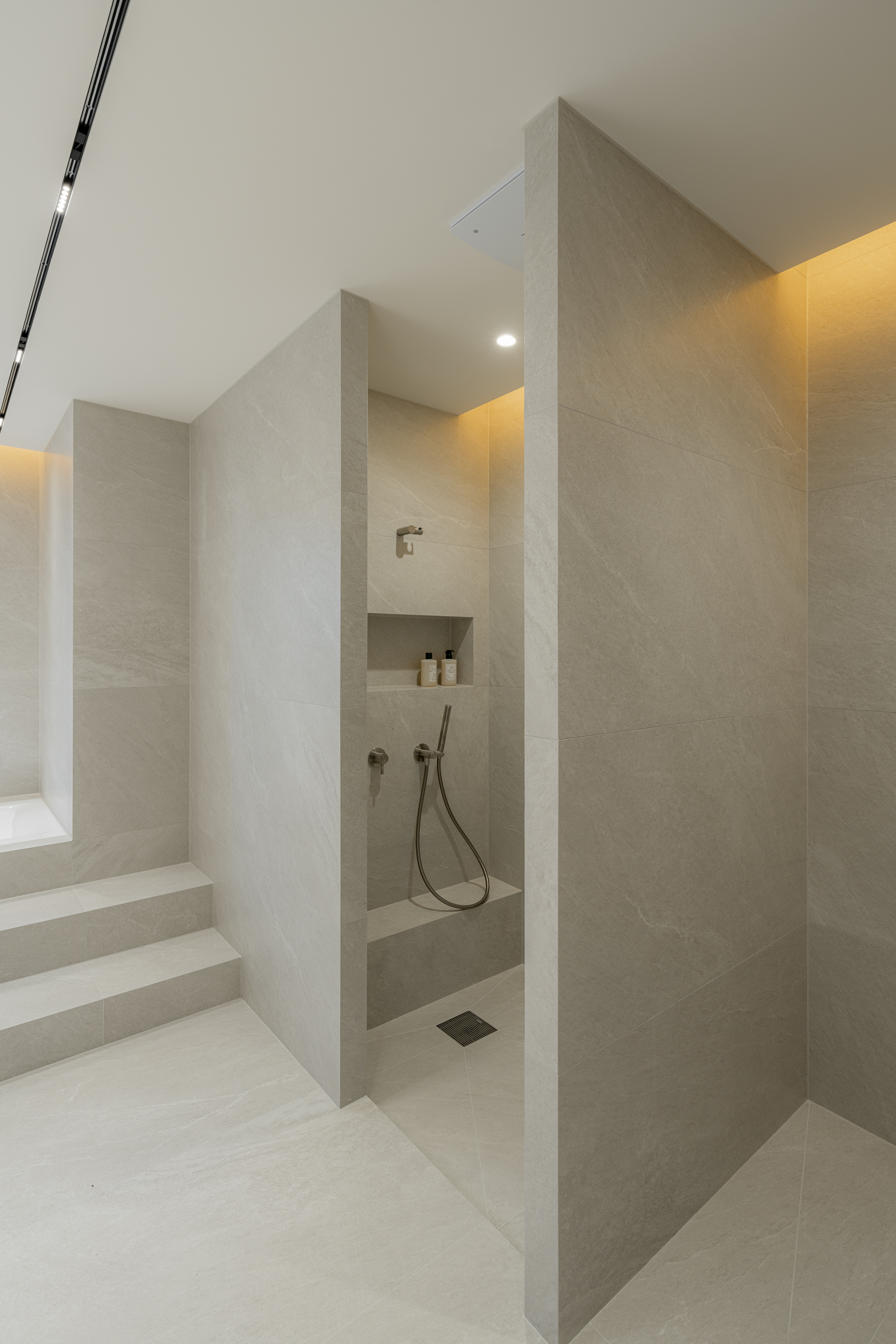 master bathroom 011.jpg