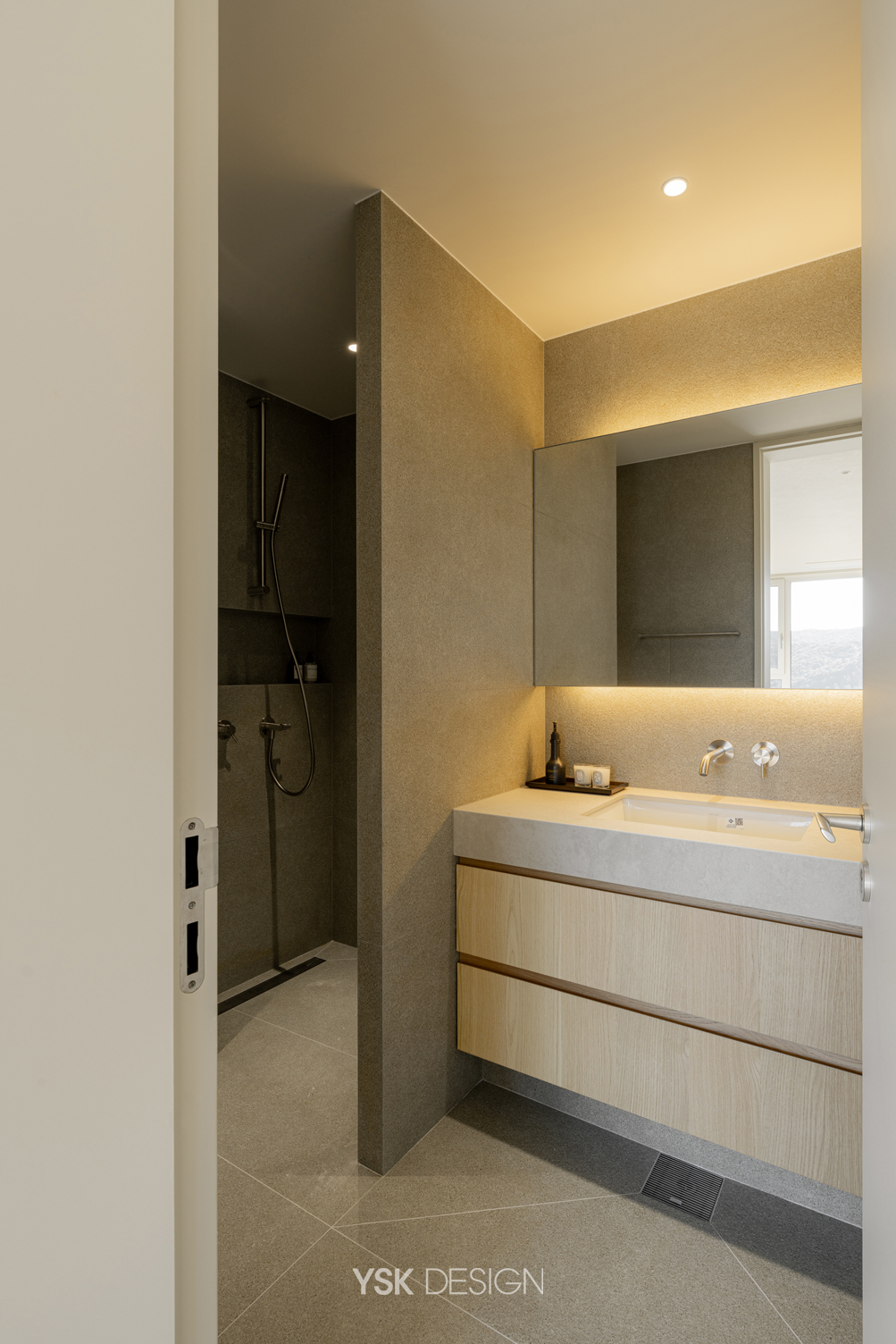 master bathroom 002.jpg